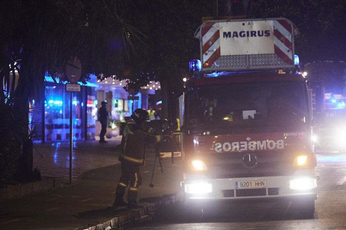 Archivo - Detalle de un bombero volviendo al camión durante un incendio