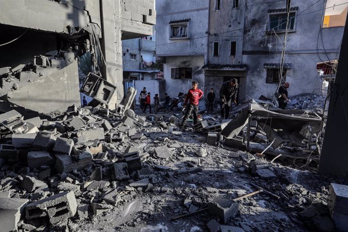 Archivo - Palestinos inspeccionan los daños causados por un bombardeo del Ejército de Israel contra la ciudad de Rafá, en el sur de la Franaj de Gaza (archivo)