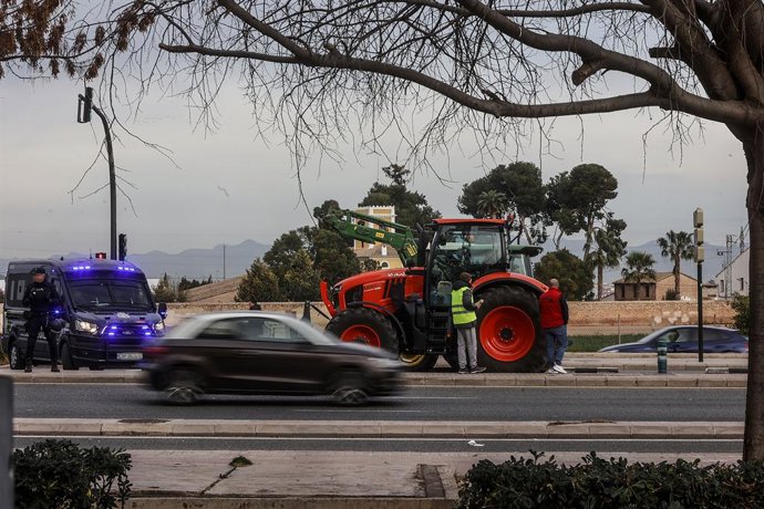 Un furgó de la Policia Nacional enfront d'una concentració de tractors en imatge d'arxiu