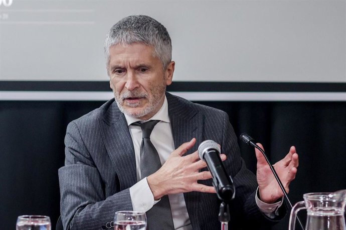El ministro del Interior, Fernando Grande-Marlaska, interviene durante la presentación de un libro sobre los crímenes de ETA, en el Ateneo de Madrid, a 30 de enero de 2024, en Madrid (España).
