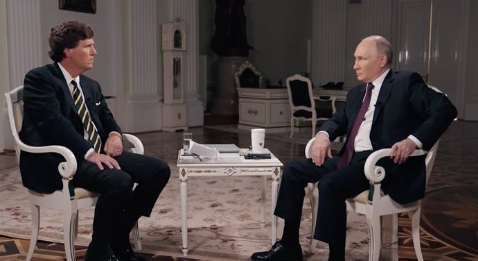 El president rus, Vladímir Putin (d), amb el polèmic presentador Tucker Carlson