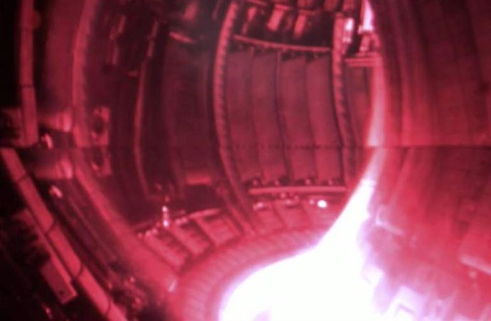 Interior del tokamak Torus europeo conjunto en el pulso #104522 del 3 de octubre de 2023, que estableció un nuevo récord de energía de fusión de 69 megajulios