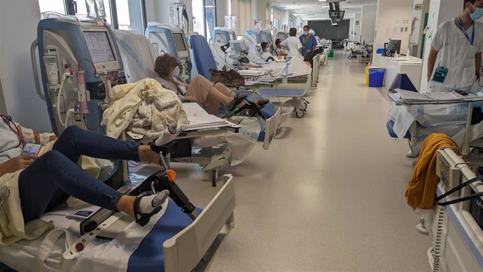 Pacientes con enfermedad renal haciendo ejercicio mientras reciben tratamiento de diálisis