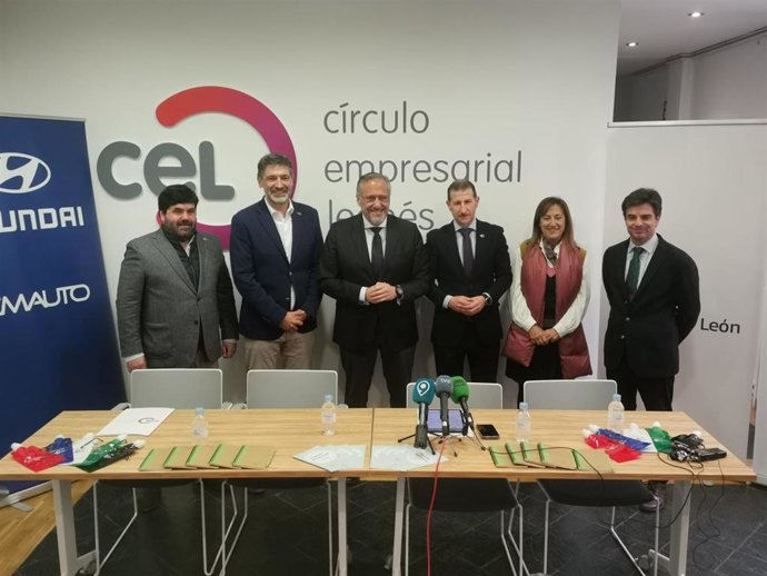 Los presidentes del CEL y de las Cortes de Castilla y León, junto con directivos de la organización empresarial y de la Fundación de Castilla y León, en la rueda de prensa de presentación del proyecto CEL Emprende.