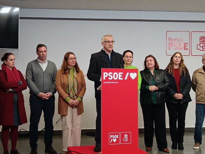 El alcalde de Bonares, Juan Antonio García, junto a otros compañeros del PSOE en la sede provincial del partido.