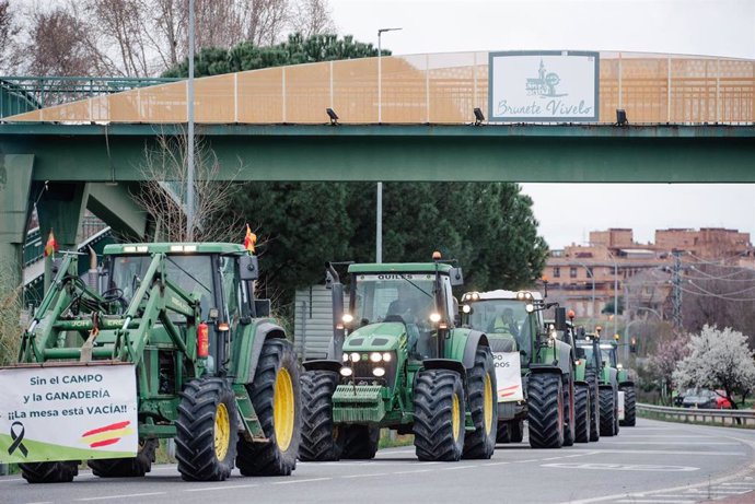 Tractores vuelven hacia Brunete 