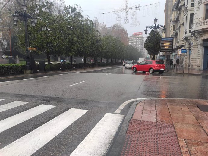Archivo - Tráfico en el centro de Oviedo, futura zona de bajas emisiones.  Lluvia en Oviedo, entorno del Campo San Francisco