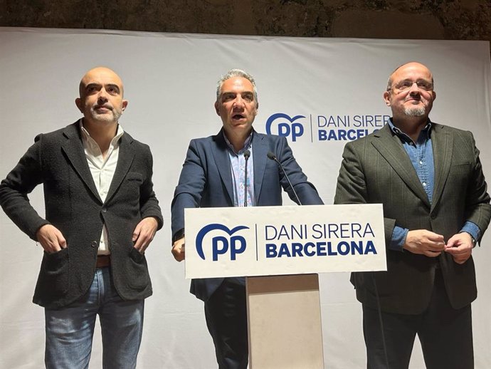 El vicesecretario de Política Autonómica y Municipal del PP, Elías Bendodo, con el presidente del PP catalán, Alejandro Fernández, y el líder del PP en el Ayuntamiento de Barcelona, Daniel Sirera