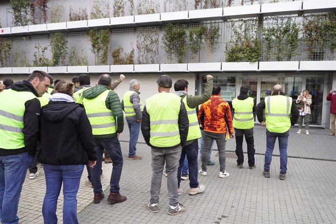 Agricultores se concentran frente a los Juzgados de Logroño en apoyo al agricultor detenido el martes 6febrero, durante la cuarta jornada de protestas de los ganaderos y agricultores, a 9 de febrero de 2024, en Logroño, La Rioja (España).
