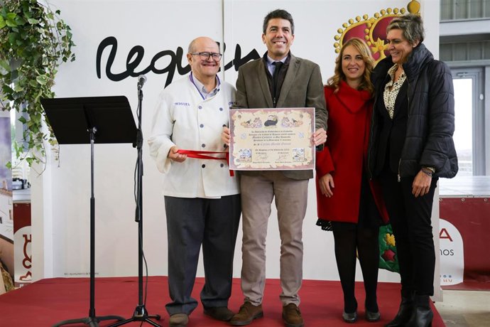 El 'president' de la Generalitat, Carlos Mazón, (c) visita la  Muestra del Embutido Artesano y de Calidad de Requena