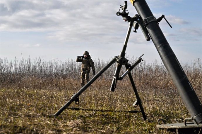 Archivo - December 28, 2023, Ukraine: UKRAINE - DECEMBER 28, 2023 - A serviceman of an artillery unit of the 128th Mountain Assault Brigade of the Ukrainian Ground Forces trains to operate a 120mm mortar during a training session.