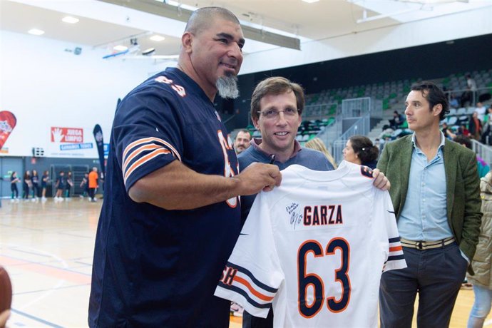 El exjugador de los Chicago Bears Roberto Garza y el alcalde de Madrid, José Luis Martínez-Almeida, durante el clínic ‘Mini Monsters',