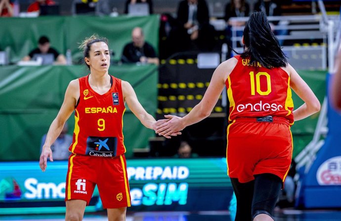 Queralt Casas y Megan Gustafson en el partido entre Canadá y España en el Preolímpico de baloncesto femenino de Sopron (Hungría)