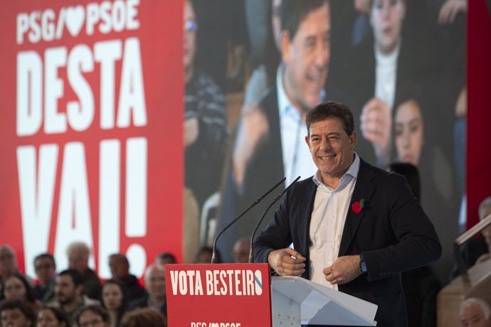 El candidato del PSdeG para la Presidencia de la Xunta, José Ramón Gómez Besteiro, interviene durante un mitin de campaña