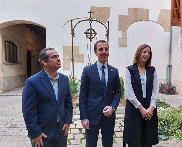 El presidente del Consell de Mallorca, Llorenç Galmés, junto a Antònia Roca y Toni Fuster, en rueda de prensa.