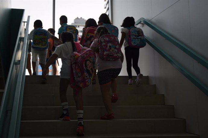 Archivo - Un grupo de niños suben las escaleras en un colegio