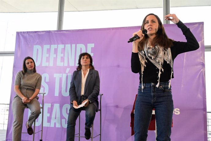 Archivo - La secretaria general de Podemos, Ione Belarra, y la exministra de Igualdad, Irene Montero, participan en un acto en Palexco junto a Isabel Faraldo, candidata a la Presidencia de la Xunta