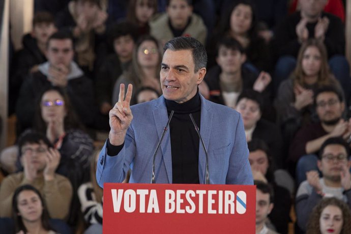 El secretari general del PSOE i president del Govern central, Pedro Sánchez, intervé en un míting de campanya a Vigo (Galícia)