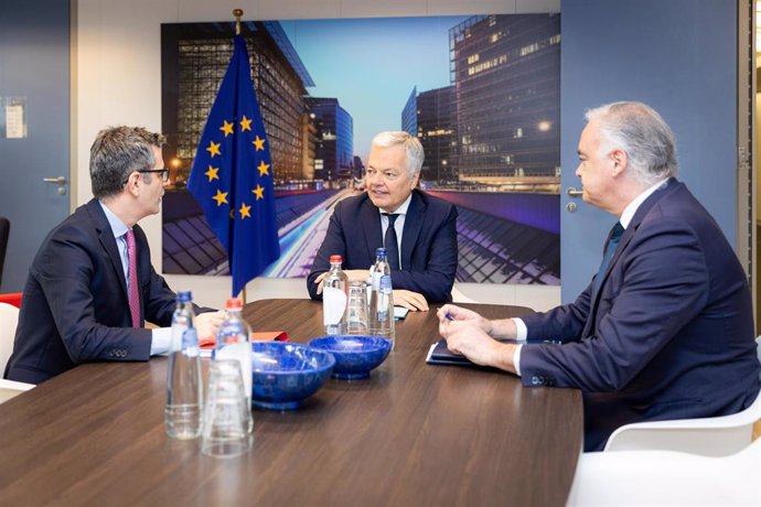 (I-D) El ministro de Presidencia, Justicia y Relaciones con las Cortes, Félix Bolaños; el comisario de Justicia de la Unión Europea, Didier Reynders