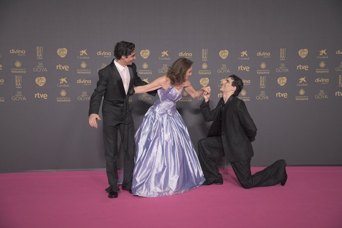 La actriz y cantante Ana Belén, junto a los directores de cine Javier Ambrossi (i) y Javier Calvo, presentadores de la Gala,  