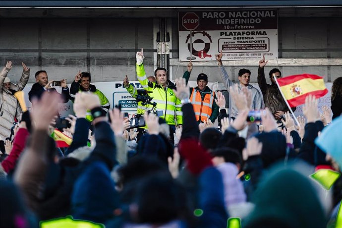 Decenas de agricultores y ganaderos votan a mano alzada durante una reunión nacional de la Sociedad Civil, en la explanada del Wanda Metropolitano, a 10 de febrero de 2024, en Madrid (España). Durante el encuentro, los asistentes han votado a mano alzada 