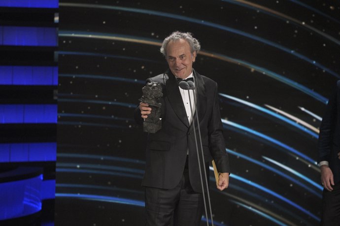 El actor José Coronado recoge el premio Goya a Mejor Actor de Reparto durante la gala de la 38 edición de los Premios Goya 