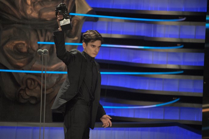 El actor argentino Matias Recalt tras recibir el Goya a Mejor actor revelación por su trabajo en La sociedad de la nieve durante la gala de la 38 edición de los Premios Goya 