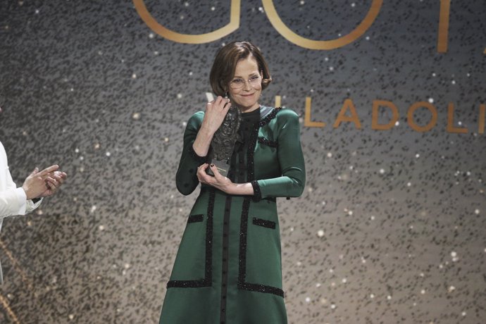 La actriz Sigourney Weaver recoge el Goya Internacional durante la gala de la 38 edición de los Premios Goya