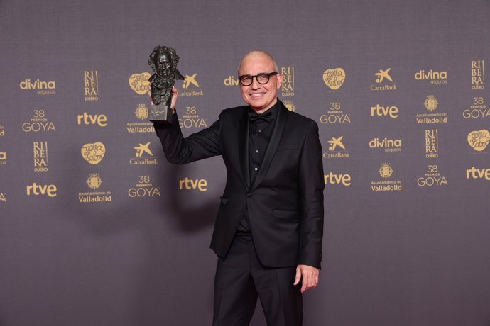 El director Pablo Berger posa con el premio a la Mejor Película de Animación por 'Robot Dreams', durante la gala de la 38 edición de los Premios Goya 