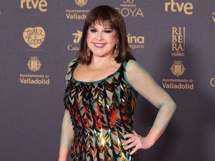 La actriz Loles León posa en la alfombra rosa previa a la gala de la 38 edición de los Premios Goya, en el Auditorio Feria de Valladolid, a 10 de febrero de 2024, en Valladolid, Castilla y León (España).