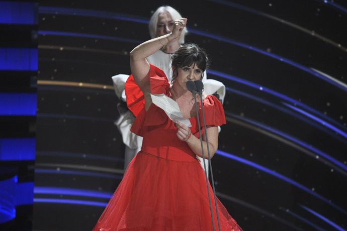 La actriz Janet Novás recoge el premio a Mejor Acriz Revelación por 'O Corno' durante la gala de la 38 edición de los Premios Goya, en el Auditorio Feria de Valladolid