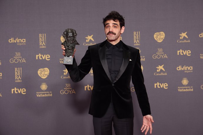 El actor David Verdaguer posa con el Goya a Mejor Actor Protagonista por 'Saben aquell'