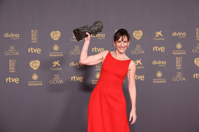 La actriz Malena Alterio posa con el Goya a Mejor Actriz Protagonista por su trabajo en 'Que nadie duerma' 