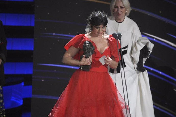 La actriz Janet Novás recoge el premio a Mejor Acriz Revelación por 'O Corno' durante la gala de la 38 edición de los Premios Goya, en el Auditorio Feria de Valladolid, a 10 de febrero de 2024, en Valladolid, Castilla y León.