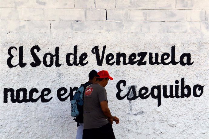 Archivo - Mural de apoyo a la reivindicación territorial sobre el Esequibo en Caracas, Venezuela