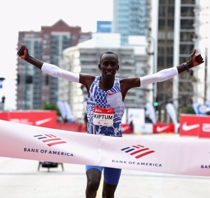 Archivo - El keniano Kelvin Kiptum destroza el récord del mundo de maratón en Chicago