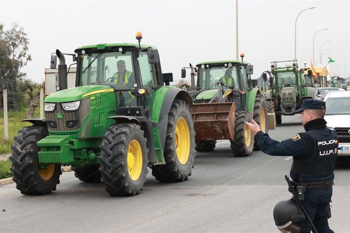 Imagen de archivo de tractores cortando la carretera SE-3205 de acceso al polígono La Isla de Dos Hermanas (Sevilla). A 8 de febrero de 2024, en Dos Hermanas, Sevilla (Andalucía, España). 