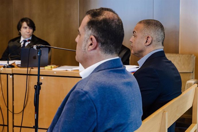El principal condenado por el Madrid Arena, Miguel Ángel Flores (d), durante un juicio en la Audiencia Provincial, a 12 de febrero de 2024, en Madrid (España). 
