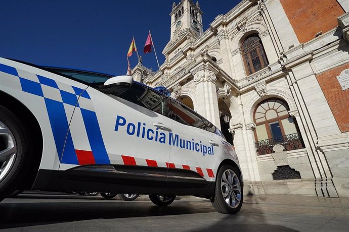 Archivo - Imagen de archivo de un vehículo policial ante el Ayuntamiento de Valladolid.