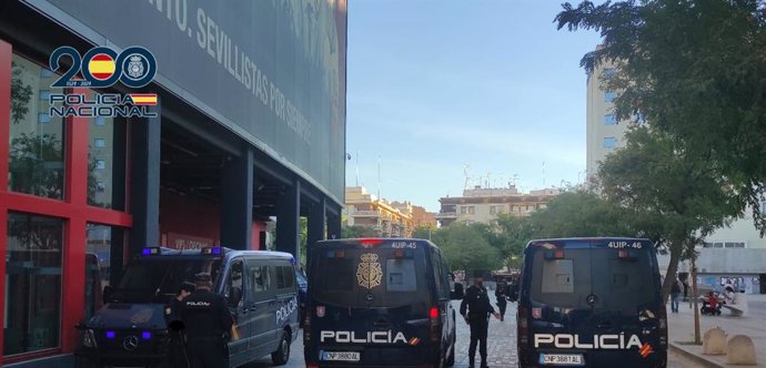 Imagen de los agentes desplegados en las inmediaciones del estadio del Sevilla