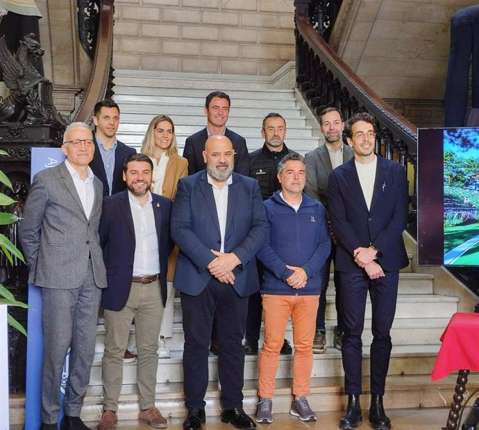El alcalde de Palma, Jaime Martínez, junto al concejal de Deportes, Javier Bonet, y los arquitectos del estudio Vividsports, durante la presentación del proyecto de la futura pista de atletismo de Son Moix.