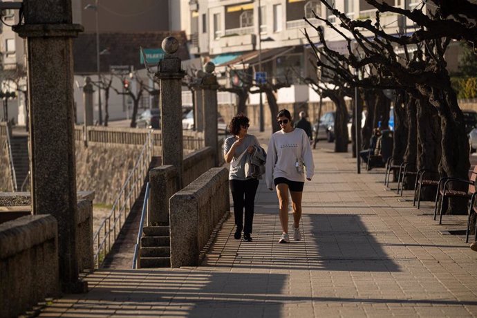 Archivo - Dos personas pasean por la playa de Silgar, a 25 de enero de 2024, en Sanxenxo, Pontevedra, Galicia (España). 