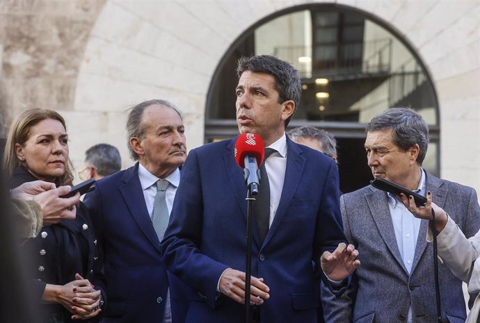 El 'president' de la Generalitat, Carlos Mazón, preside el minuto de silencio por el que la Generalitat se suma a la convocatoria de la FEMP con motivo de la muerte de los guardias civiles en Barbate (Cádiz)
