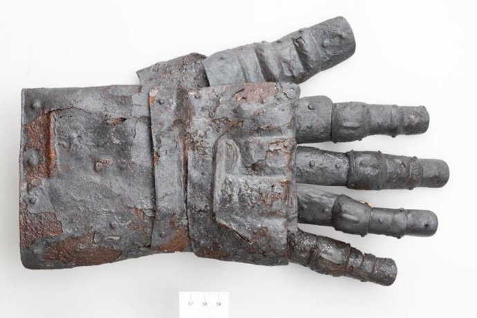 Guante de armadura del siglo XIV descubierto en Suiza
