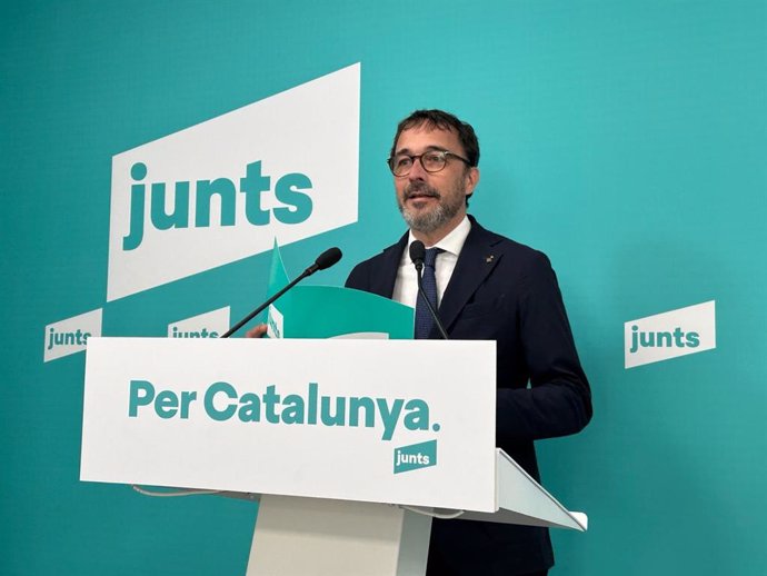 El portavoz de Junts, Josep Rius, en una rueda de prensa este lunes