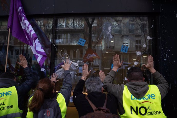 Els manifestants a la seu de Danone a Barcelona