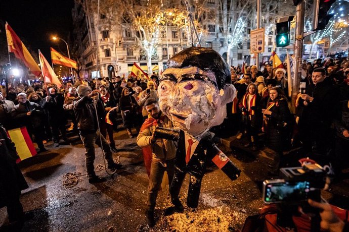 Archivo - Decenas de personas celebran la entrada del año nuevo en la calle Ferraz, a 1 de enero de 2024, en Madrid (España). Revuelta, la organización juvenil de la órbita de Vox convocante de las concentraciones en Ferraz, ha llamado a tomar las uvas es