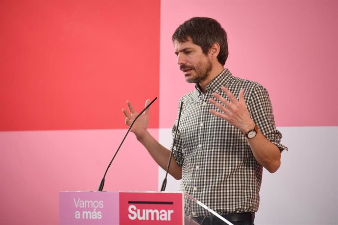 El portavoz de Sumar, Ernest Urtasun, durante una rueda de prensa, en el Espacio Rastro, a 12 de febrero de 2024, en Madrid (España).
