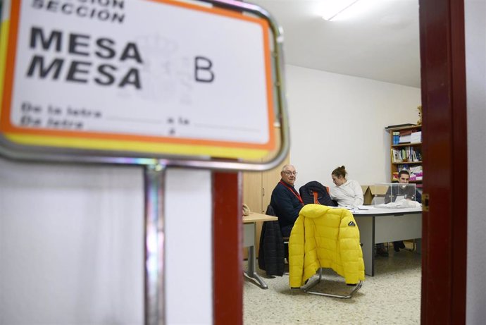 Archivo - Una mesa electoral, a 26 de noviembre de 2023, en Castro Caldelas, Ourense, Galicia (España). Más de 40 municipios en los que no se proclamó ninguna candidatura en las pasadas elecciones municipales del 28M o se declaró la nulidad total o parcia