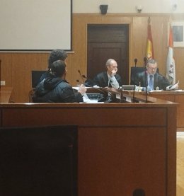 El condenado junto a su letrado defensor durante el juicio celebrado en la Audiencia de Valladolid.